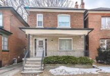 96-årig kvinde vil sælge sit hus: Ejendomsmægleren taber mælet, da han åbner døren.